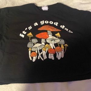 Urban Nation XL “It’s a good day” mushroom cropped tee.